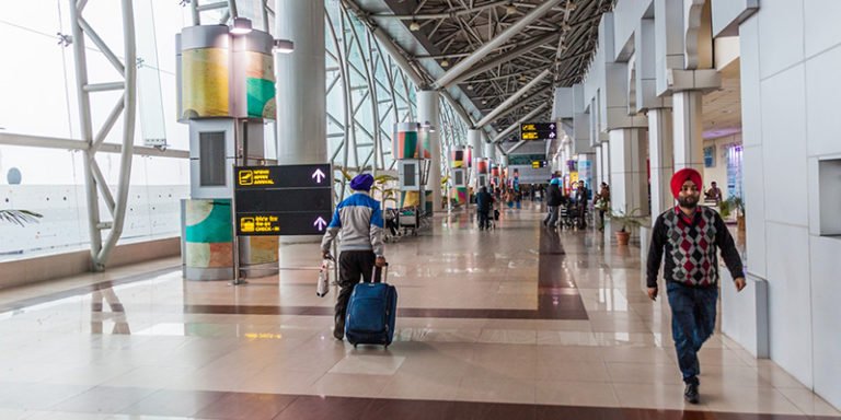 U.S. shutdown disrupts travel plans for Canadian flyers