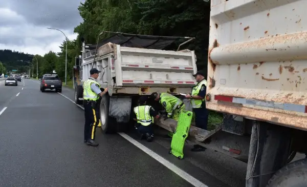 Commercial vehicle blitz uncovers over 500 defects, $18,000 in fines across Metro Vancouver