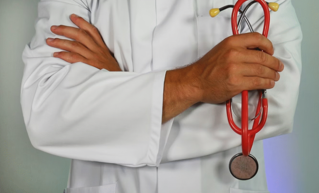 Quebec private doctors launch legal challenge over mandatory public service law