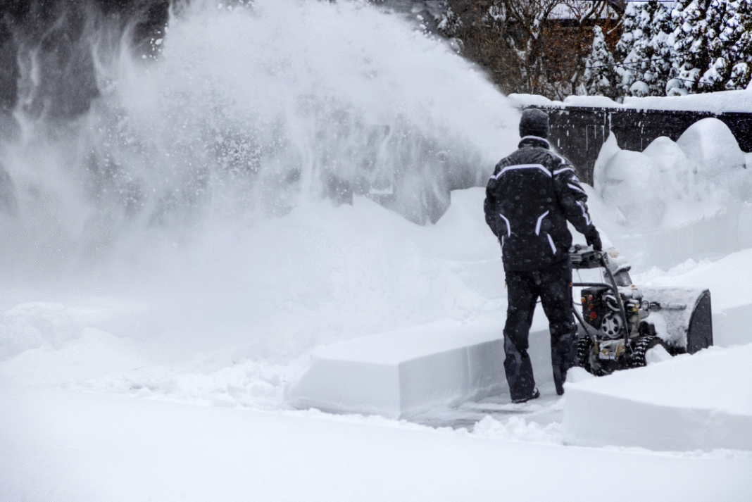 Powerful winter storm blankets Toronto, up to 35 cm of snow possible