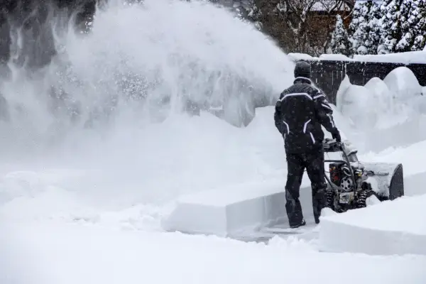 Powerful winter storm blankets Toronto, up to 35 cm of snow possible