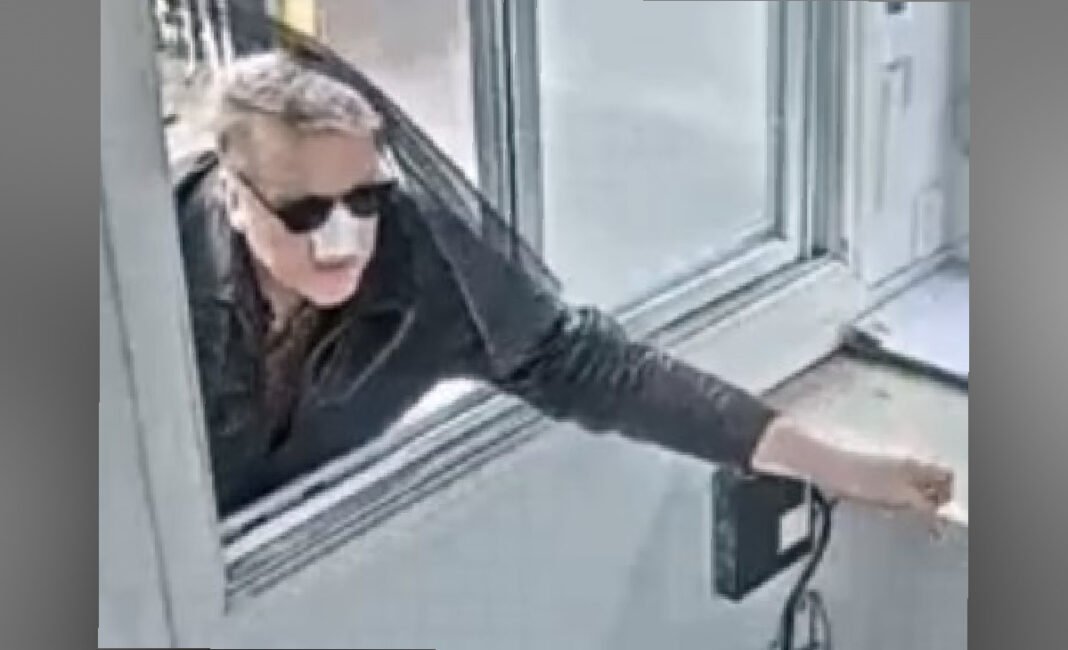 Toronto Police seek suspect after man armed with knife targets security booth