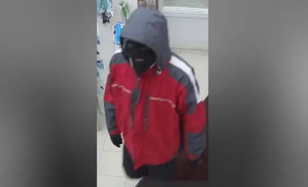 York Regional Police search for suspect after armed robbery in Richmond Hill