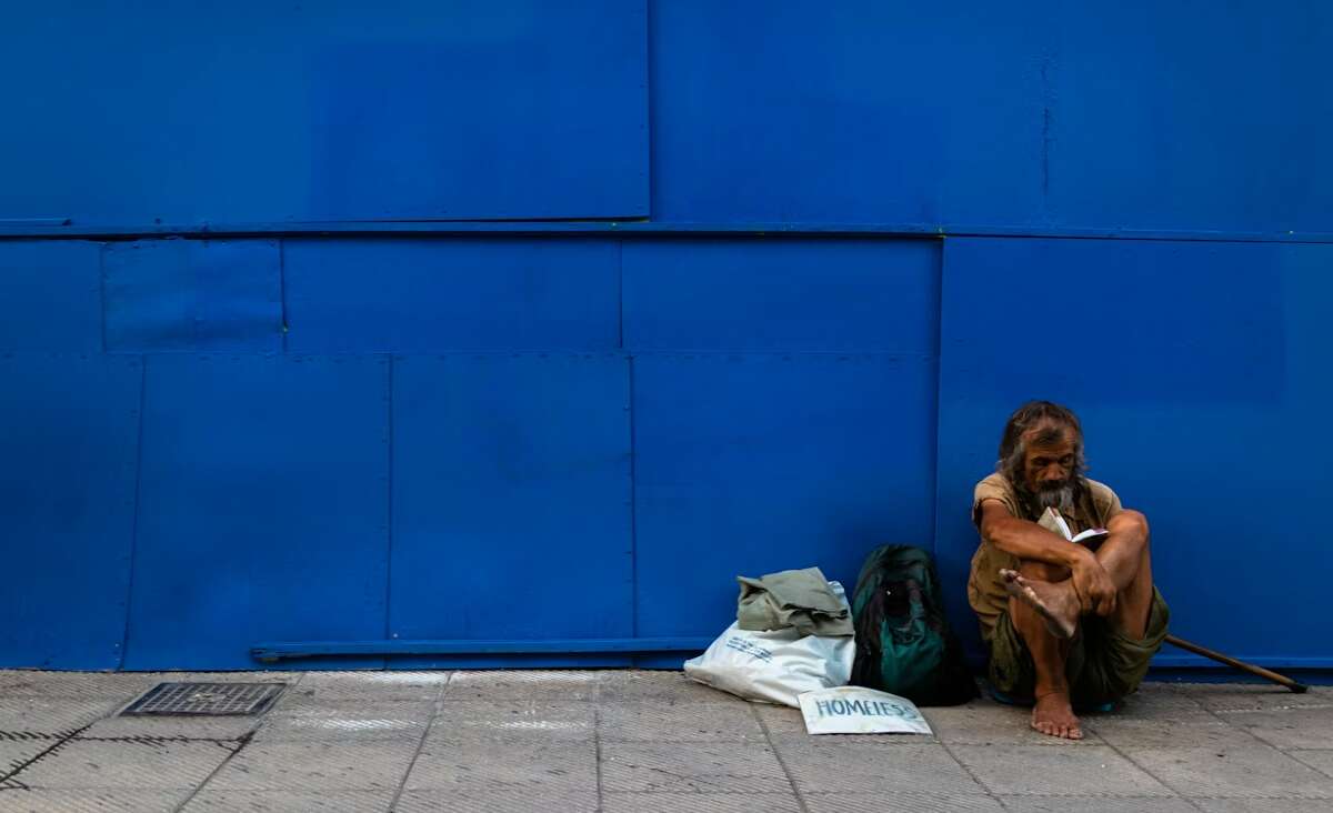 Canada’s poverty rate holds steady as incomes decline from 2020 