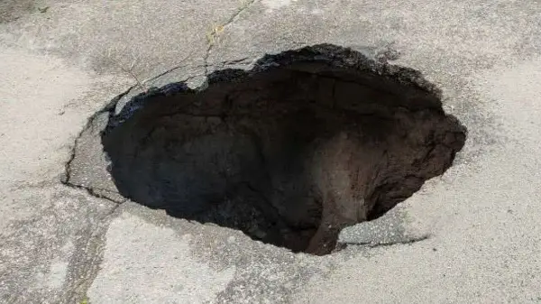 Sinkhole grows in Calgary’s Coach Hill
