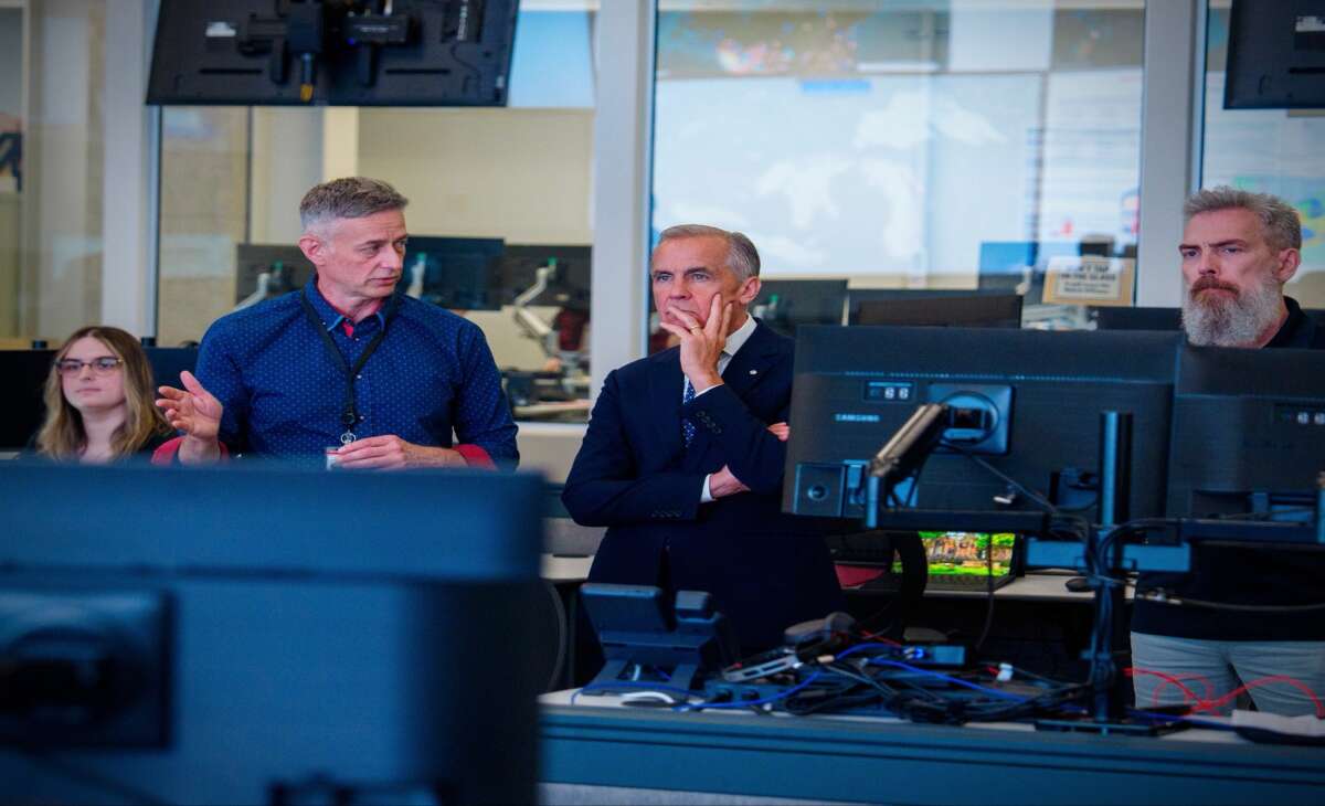 Trump presses Carney on wildfire smoke as Ontario premier dismisses tariff threat 