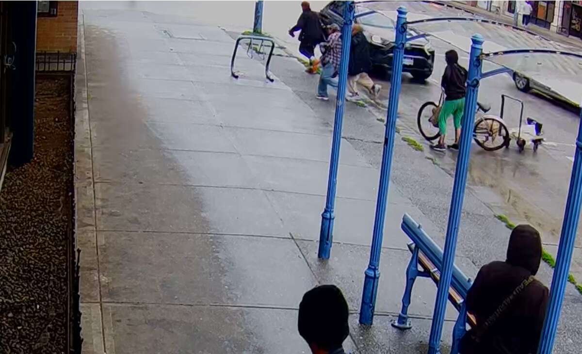 Vancouver Police release video after violent robbery of 75-year-old man 