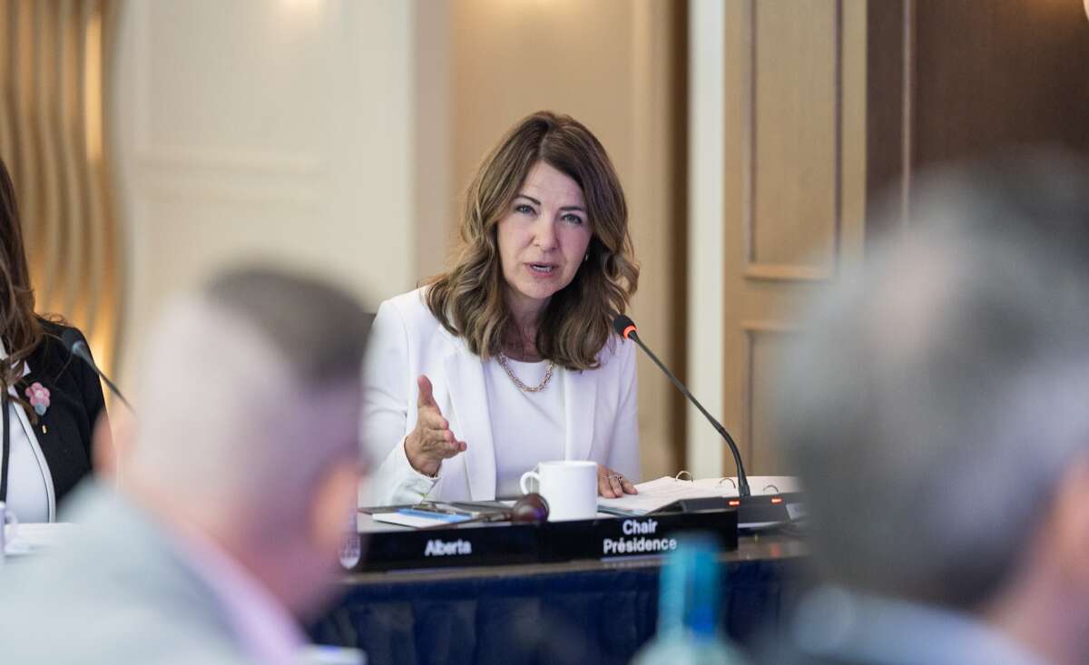 Alberta premier warns of Russian-linked online influence campaigns amid separation debate 
