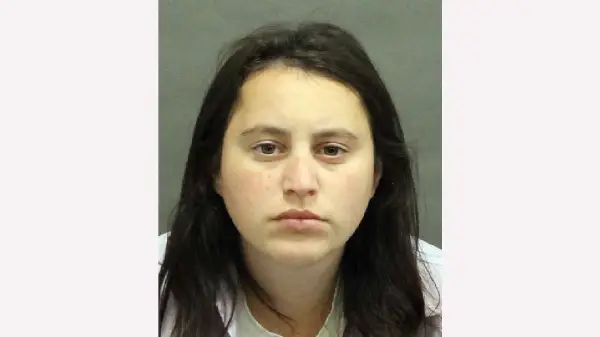 Woman charged with fraud for allegedly providing social work services after suspension 