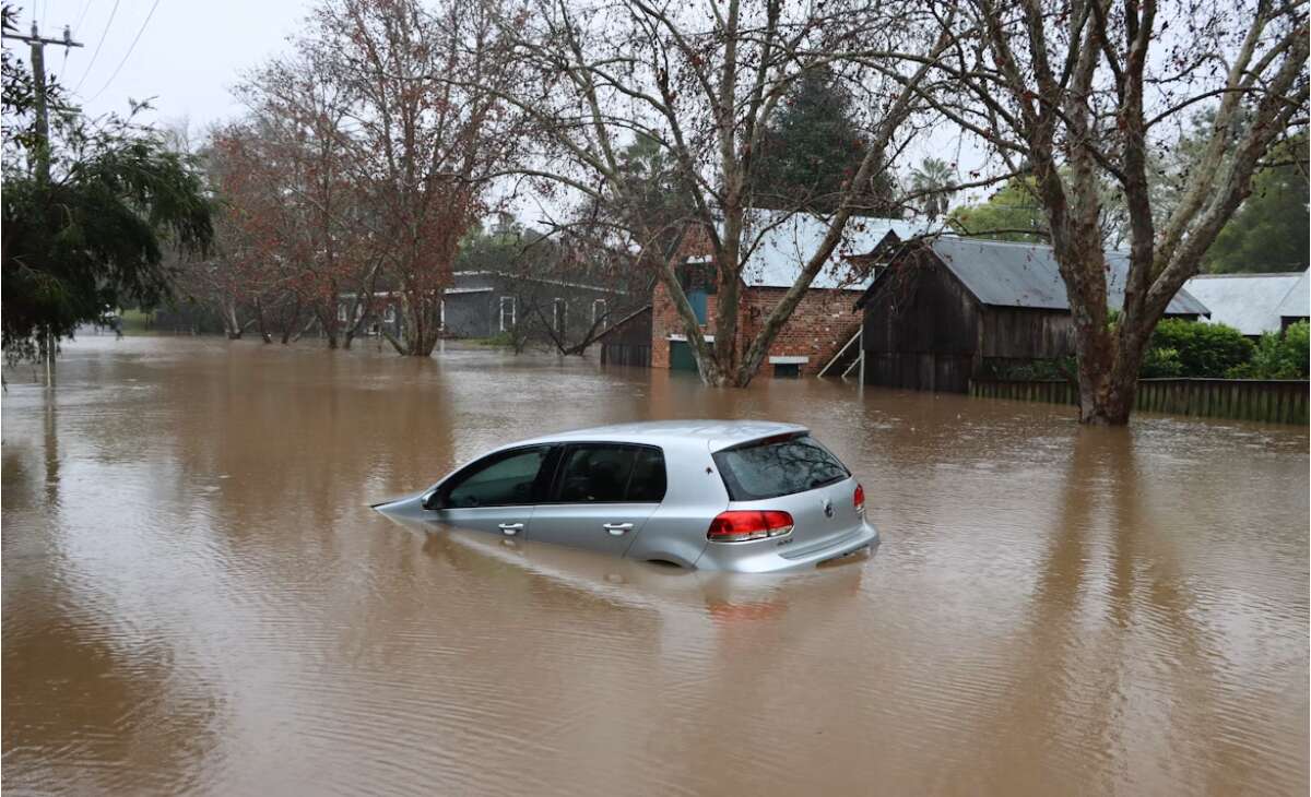  Severe thunderstorm leaves 65,000 Toronto customers without power, causes flooding